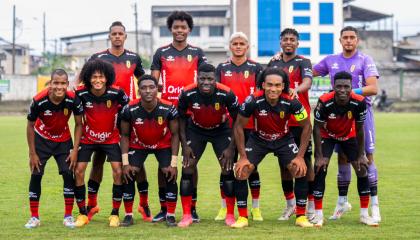 Jugadores de AV25 en el partido de vuelta del Ascenso Nacional ante La Troncal, 7 de octubre de 2024.