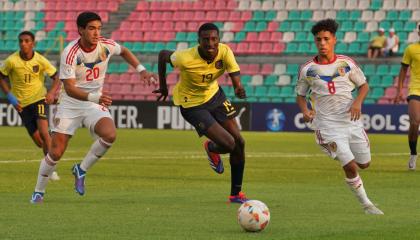 Juan Riquelme Angulo en medio de dos jugadores venezolanos en el Sudamericano Sub 15, 13 de octubre de 2024.