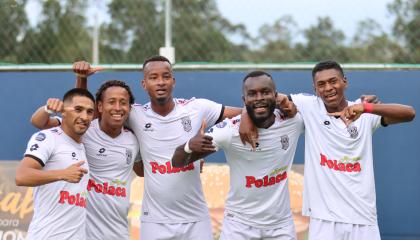 Jugadores de Cuniburo festejan un gol ante Guayaquil City, el 27 de junio de 2024.