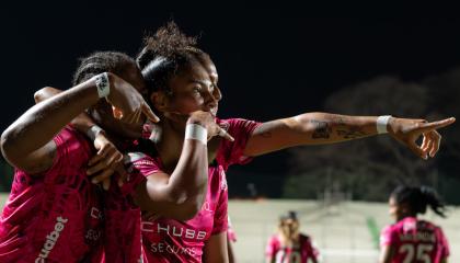 Nayely Bolaños festejando con sus compañeras su gol en la Libertadores femenina, 13 de octubre de 2024.