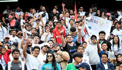 Hinchas de Liga de Quito, durante un partido en el estadio Rodrigo Paz Delgado, el 6 de octubre de 2024.