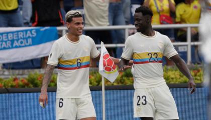 Davinson Sánchez y Richard Ríos celebrando el gol de Colombia ante Chile, 15 de octubre de 2024.