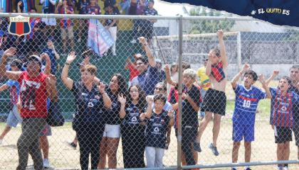 Hinchas de Deportivo Quito, durante un partido de Segunda Categoría, el 7 de octubre de 2024.