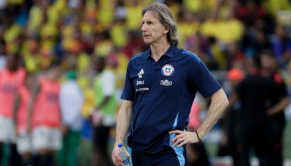 El seleccionador de Chile, Ricardo Gareca, dirigiendo durante la Fecha 10 de las Eliminatorias sudamericanas ante Colombia, el martes 15 de octubre de 2024.