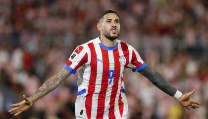 Antonio Sanabria de Paraguay celebra su gol este martes, en un partido de las Eliminatorias sudamericanas en Asunción.