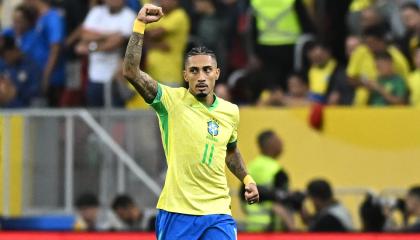 Rafinha de Brasil celebra su gol ante Perú en la Fecha 10 de las Eliminatorias, el 15 de octubre de 2024.