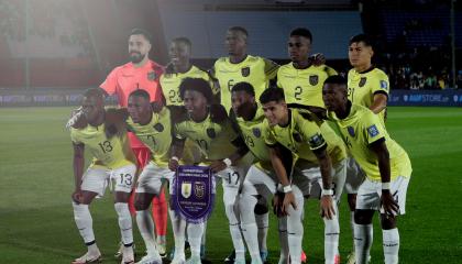 Los jugadores de Ecuador se forman para la foto oficial, antes del partido ante Uruguay, el 15 de octubre de 2024.