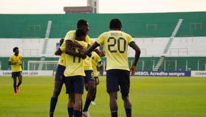 Los jugadores ecuatorianos festejan el gol ante Chile en las semifinales del Sudamericano Sub 15, el miércoles 16 de octubre de 2024.