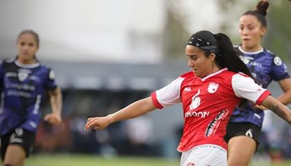 Las jugadoras de Dragonas IDV buscan quitarle la pelota a una de Santa Fe en la semifinal de la Copa Libertadores femenina, el 16 de octubre de 2024.