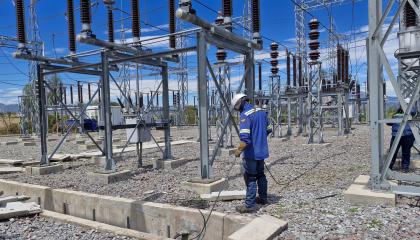 Un trabajador de la Empresa Eléctrica Quito en una subestación eléctrica, el 14 de octubre de 2024.