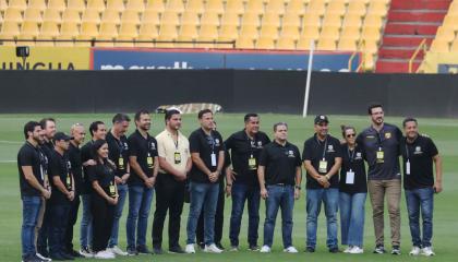 Antonio Alvarez ganó la presidencia de Barcelona SC y de inmediato asistió al estadio Banco Pichincha a tomarse fotos con algunos de sus colaboradores, el 25 de mayo de 2024.