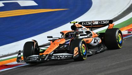 El piloto británico de McLaren, Lando Norris, conduce durante el Gran Premio de Fórmula 1 de Singapur en el circuito callejero de Marina Bay, el 22 de septiembre de 2024.