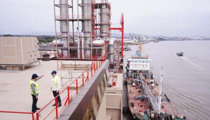 El barco de abastecimiento María del Carmen VI provee de combustible al buque de generación eléctrica Emre Bey, en los muelles de Ecuagran, al sur de Guayaquil, la mañana del jueves 17 de octubre de 2024.