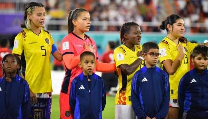 Las jugadoras de Ecuador cantan el himno nacional antes del partido ante República Dominicana por el Mundial Sub 17, el 16 de octubre de 2024.