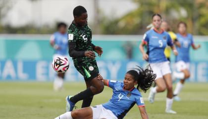 La ecuatoriana Nataly Andrade disputa el balón con la nigeriana Faridat Abdulwahab (i), este sábado 18 de octubre durante el Mundial Femenino Sub17 que se juega en República Dominicana.