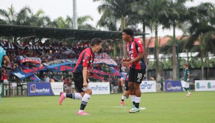 Luis Celi festeja su gol en el partido de Deportivo Quito ante Cantera Orense por la Segunda Categoría, el 20 de octubre de 2024.