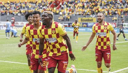 Michael Carcelén, volante de Aucas, celebra su gol ante Macará, este domingo 20 de octubre de 2024.