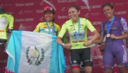 Esther Galarza celebra su título de la Vuelta a Costa Rica, el 20 de octubre de 2024.