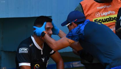 El árbitro Bryan Loayza recibe atención médica en el estadio Jocay, antes del inicio del partido entre Delfín y El Nacional, el domingo 20 de octubre de 2024.