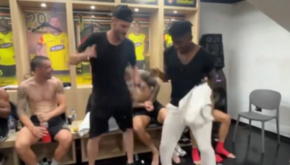 Javier Burrai y Adonis Preciado bailan en el camerino de Barcelona SC luego de la victoria 2-1 en el Clásico del Astillero, el domingo 20 de octubre de 2024.