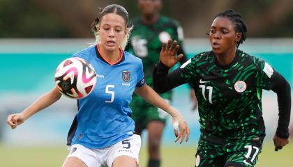 Fiorella Pico, de Ecuador, disputa un balón con Aishat Animashaun de Nigeria en la Fecha 2 del Mundial Sub 17 femenino, el 19 de octubre de 2024.