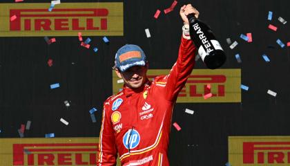 Charles Leclerc celebra en el podio tras ganar el Gran Premio de Fórmula 1 de Estados Unidos en el Circuito de las Américas en Austin, el 20 de octubre de 2024.