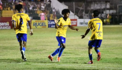 Los jugadores del Huaquillas FC celebran un gol ante Filanbanco, el viernes 4 de octubre, en el Ascenso Nacional.