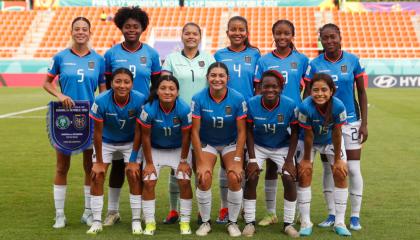 Las jugadoras de Ecuador posan antes de enfrentarse a Nigeria en la Fecha 2 de la fase de grupos del Mundial Sub 17 femenino, el sábado 19 de octubre de 2024.