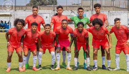 Los jugadores de Luz Valdivia de Santa Elena, antes de jugar un partido por los 'playoffs' nacionales de Segunda Categoría.