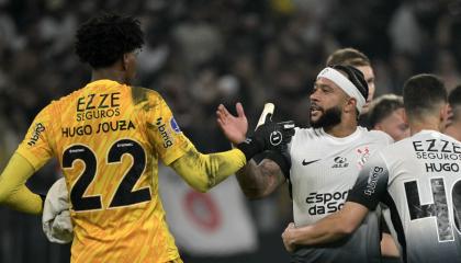 Hugo Souza y Memphis Depay festejan la clasificación de Corinthians a las semifinales de la Copa Sudamericana, el 24 de septiembre de 2024.