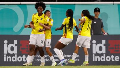 Las jugadoras de Ecuador festejan un gol ante República Dominicana el 16 de octubre en el estadio Cibao, en la Fecha 1 del Mundial Sub 17 femenino.