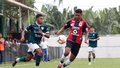 Jugadores de Deportivo Quito y Cantera Orense disputan una pelota en Machala, el domingo 20 de octubre de 2024.