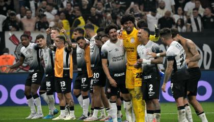 Jugadores de Corinthians celebran durante un partido de la Copa Sudamericana, el 24 de septiembre de 2024.