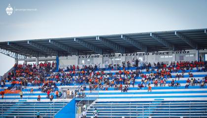 La hinchada de Naranja Mekánica durante un partido en el estadio Alejandro Ponce Noboa, en Guayaquil, el 5 de octubre de 2024.