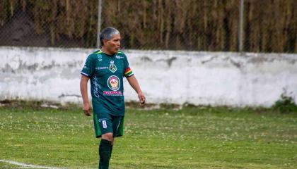 Luis Chango, presidente vitalicio de Mushuc Runa, vestido de corto durante un partido de fútbol en el estadio de Echaleche.