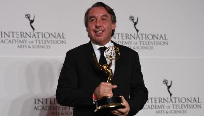 Emilio Azcárraga Jean posa con el premio a la dirección en la gala de la 45ª edición de los premios Emmy internacionales en la ciudad de Nueva York el 20 de noviembre de 2017.