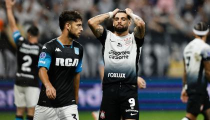 Marco Di Cesare, de Racing, y Yuri Alberto, de Corinthians, durante la semifinal de ida de la Copa Sudamericana el jueves 24 de octubre de 2024.