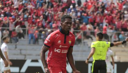 Roberto Ordóñez, de El Nacional, festeja un gol ante Mushuc Runa en el estadio La Cocha de Latacunga, el 23 de octubre de 2024.