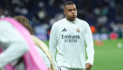 El delantero francés del Real Madrid, Kylian Mbappé, calienta antes del partido ante el Borussia Dortmund por la Fecha 3 de la Champions League, el 22 de octubre de 2024.