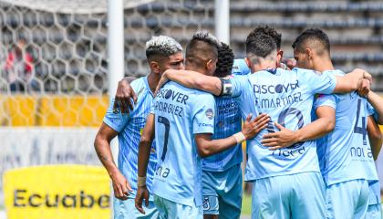 Los jugadores de Universidad Católica festejan un gol ante Imbabura, en el estadio Olímpico Atahualpa, el 6 de octubre de 2024.