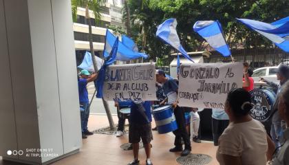 Hinchas de Emelec durante la protesta en la matriz del Banco del Pacífico, el viernes 25 de octubre de 2024.