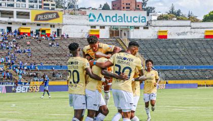 Los jugadores de Universidad Católica festejan un gol ante Emelec en el estadio Atahualpa, el 26 de octubre de 2024.