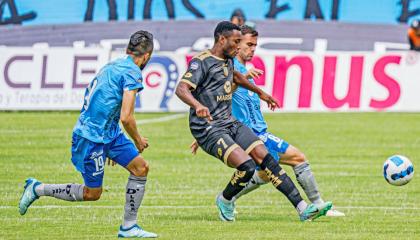 Jugadores de Macará y Cumbayá en el partido por la Fecha 11 de la segunda etapa de la LigaPro, 27 de octubre de 2024.