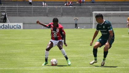 Aldrín Villalba, de Deportivo Quito, maneja una pelota en el partido ante Cantera Orense, en el estadio Gonzalo Pozo Ripalda, el 27 de octubre de 2024.