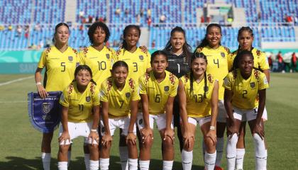 Jugadoras de Ecuador posan este domingo 27 de octubre de 2024, antes de enfrentar a España por los cuartos de final del Mundial femenino Sub 17, en República Dominicana.