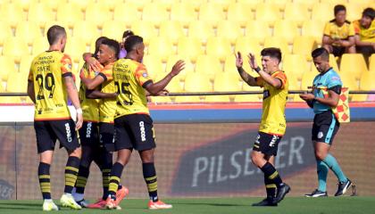 Jugadores de Barcelona SC celebrando su gol ante Delfín SC, 27 de octubre de 2024.