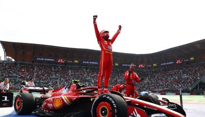 Carlos Sainz festeja su triunfo en el Gran Premio de México de Fórmula 1, el domingo 27 de octubre de 2024.