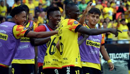 Janner Corozo y sus compañeros celebran un gol de Barcelona SC ante Delfín por la Fecha 11 de la LigaPro, el domingo 27 de octubre de 2024.