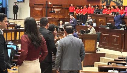 La asambleísta correísta, Paola Cabezas, entre los legisladores del PSC el 22 de octubre de 2024, un día antes del juicio político a Mónica Palencia.