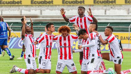 Jugadores de Técnico Universitario festejan en el partido ante Imbabura por la LigaPro, el 28 de octubre de 2024.